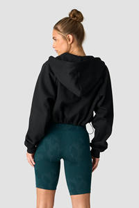 Venta al por mayor OEM personalizado negro recortado mujeres Zip-Up sudaderas con capucha antiarrugas transpirable gimnasio entrenamiento y Activewear Sudadera con capucha para las mujeres - Product Image 2