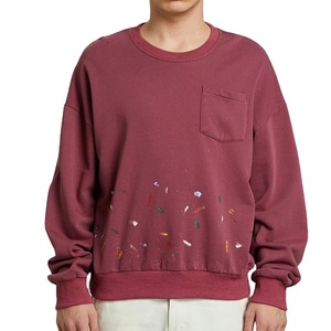 Sweat-shirt à col rond vintage rouge avec logo personnalisé, style streetwear, peinture éclaboussée, sans capuche - Product Image 1