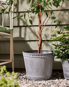 Seau à jardinière en métal galvanisé vintage avec icône gravée de toilettes extérieures, idéal pour décorer les porches ou les lits de jardin - Product Image 6