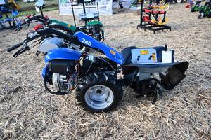 Mini Tractor Agrícola de 25HP con Transmisión de Engranajes Diésel, 2WD, con Bomba y Caja de Cambios, Alta Productividad, en Venta - Product Image 3