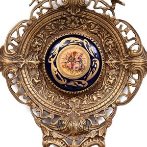 Marco de pared decorativo adornado de latón antiguo con obra de arte floral de porcelana central diseño de lujo vintage de latón envejecido hecho a mano - Product Image 4