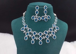 Ensemble exclusif de collier de bijoux en laiton AD élégant et boucles d'oreilles assorties Style classique pour mariage et fête porter directement de l'Inde - Product Image 2