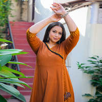 Kurti Anarkali en coton flammé grande taille style Angrakha, couleur marron, tenue traditionnelle élégante, coupe confortable, tissu doux à motifs