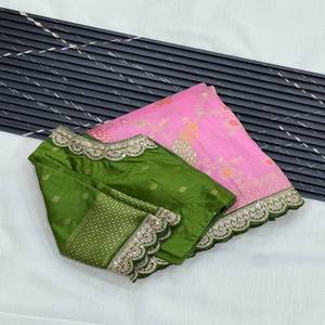 Sari de Seda Dola VASTRA COTTAGE con Bordado, Cordones, Lentejuelas y Ribete de Hilo con Blusa de Encaje Bordado en Contraste - Product Image 3