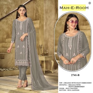 Costume élégant de créateur Salwar avec broderie séquentielle et élégant Khatli détaillant une tenue traditionnelle parfaite pour les mariages - Product Image 2