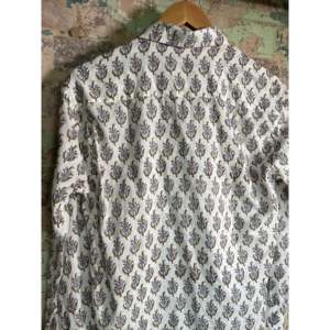 Chemise unisexe 100 % coton imprimée à la main, coupe ajustée, style décontracté et smoking, motif fleurs sauvages - Product Image 4