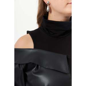 Sweat-shirt noir grande taille avec bordure en cuir - Product Image 2