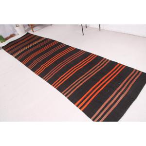 Alfombra Kilim Vintage de 3.4x11.9 pies, Alfombra Turca de Lana con Bordes Negros y Naranjas - Product Image 1
