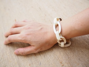 Collar de Lujo Hecho a Mano con Cuerno de Búfalo, Joyería Natural y Sostenible para Mujer, Alta Calidad - Product Image 2