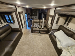 Nuevo RV K-E-Y-S-T-O-N-E CO MONTANA H-I-G-H C-O-U-N-T-R-Y 375FL Modelo 2018 con Alta Capacidad de Alojamiento y Rendimiento Disponible para la Venta - Product Image 2