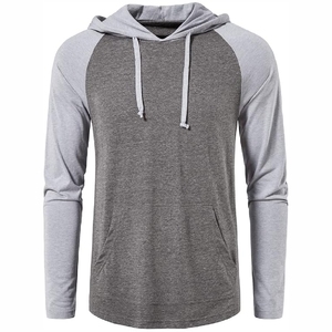 Vert émeraude, blanc et anthracite. Un haut vert vibrant avec un centre blanc épuré et un gris foncé. - Product Image 6