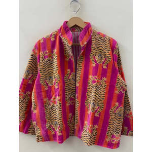 เสื้อแจ็คเก็ตกำมะหยี่พิมพ์ลายบล็อก สีชมพูบานเย็น ลายเปลวไฟและลายเสือทอง-ลายเสือเบงกอล - Product Image 5