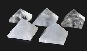 Vente en gros de mini-pyramides en quartz cristal transparent, best-sellers, pour la méditation et la décoration - Product Image 3