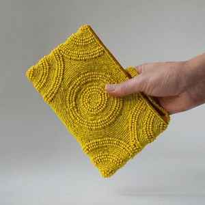 กระเป๋าคลัทช์ทรงสี่เหลี่ยม งานปักมือ น้ำหนักเบา ประดับลูกปัด  ขนาด สี และโลโก้ สามารถสั่งทำได้ - Product Image 1