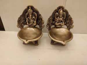 Estatua de bronce hecha a medida con Dios indio y diosa, temática de Ganesha y lakshmi, ideal para reventa por tiendas de casa - Product Image 3