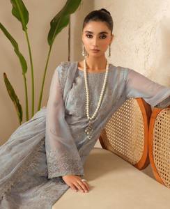 Costumes Shalwar kameez pour femmes en tissu de très haute qualité avec une broderie très fine salwar kameez pakistanais - Product Image 4