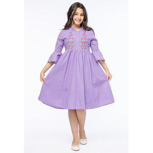 Estilo caliente Nueva Promoción Ropa de niña OEM ODM Manga tres cuartos Vestido de niña con bordados en la fabricación al por mayor - Product Image 2