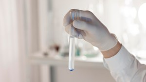 Fourniture de soins de santé en poudre de gants médicaux blancs naturels jetables de 240mm de l'usine de Malaisie - Product Image 6