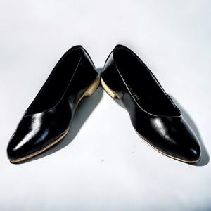 Comodidad con estilo de calidad superior: bombas de suela de TPR planas con PU brillante Rexine para una experiencia de calzado elegante y que marca tendencias - Product Image 1