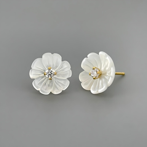 Elegantes pendientes de flor de nácar de madreperla con detalle de bola de oro para mujer adecuados para cualquier ocasión - Product Image 2