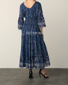 Robe longue bohème en mousseline brodée, col en V, ourlet asymétrique, manches trois-quarts volantées, coupe ample évasée pour femme, idéale pour l'été - Product Image 2