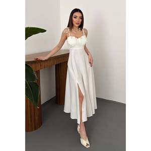 Robe en satin blanc avec fente et coussinets de soutien-gorge intégrés - Blanc - Product Image 2