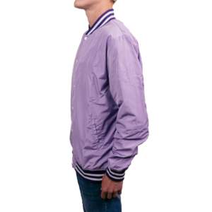 Chaquetas con letras para hombre en chenilla de lana morada con mangas de cuero, logotipo personalizado bordado teñido y tejido procesado - Product Image 3