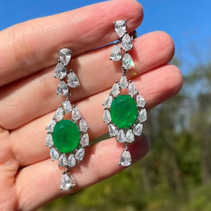 Pendientes colgantes de color verde esmeralda, estilo candelabro, joyería de plata, regalo de piedra natal, diseño elegante y vibrante para ella - Product Image 1