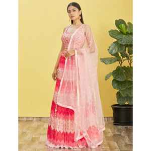 Ilumina tus celebraciones con un impresionante conjunto de Lehenga Choli rosa para ocasiones festivas, con bordado Zari y trabajo de espejos, de secado rápido. - Product Image 1