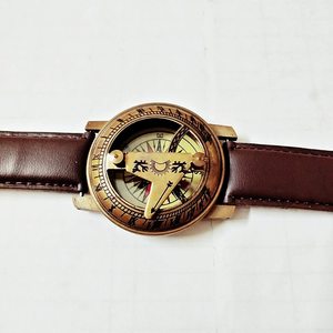 Mini reloj de pulsera con brújula de latón antiguo con pantalla de esfera digital y accesorio de regalo de banda de cuero coleccionable de mano de estilo único - Product Image 6