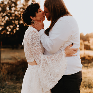 Top de Novia de Encaje Color Marfil con Mangas Largas Tipo Campana, Top Corto para Vestido de Novia, Cuello Corazón, Materiales Personalizables - Modelo # 2062 - Product Image 1