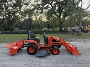 Mini tracteur Kubota 4x4 avec chargeur frontal et tondeuse arrière, rouge, pour jardin - Product Image 3