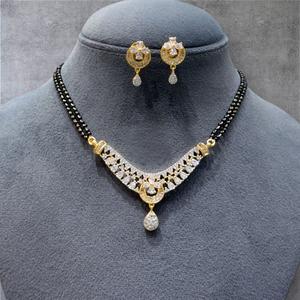 Ensemble Mangalsutra plaqué or de créateur avec pendentif CZ et boucles d'oreilles assorties pour mariage et tenue quotidienne Ensemble de breloques pour femmes - Product Image 1