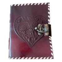 Cahier cousu latéral à couverture rigide en cuir véritable gaufré avec belle conception de cœur avec papiers d'art en laiton antique C-Lock et Deckle