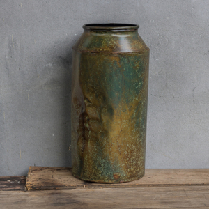 El florero de metal para decoración del hogar eleva tu ambiente con esta mezcla icónica de Diseño atrevido y belleza atemporal - Product Image 1