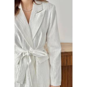 Conjunto Brillante de Chaqueta y Pantalones con Cinturón Color Crema - Ecru - Product Image 4