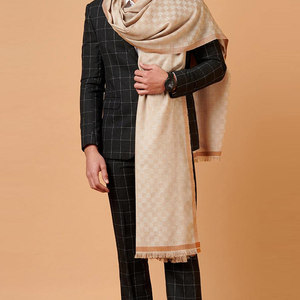 Chales cálidos de invierno hechos en fábrica al por mayor hechos en material de lana Nuevo diseño Estilo elegante Chal de lana para hombre - Product Image 4