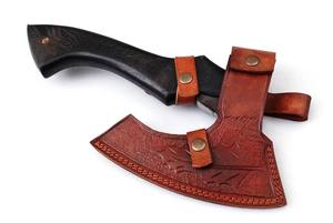 Hache de Bûcheron en Acier à Haute Teneur en Carbone Forgée à la Main, Personnalisable (OEM), Manche en Bois, Tête Barbe, 500mm, Fourreau en Cuir Nordique - Product Image 3