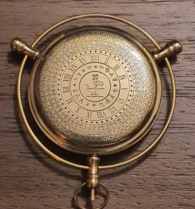 Le lecteur de symboles originaux de la boussole dorée Mesure de la vérité Lumière du nord Son matériau sombre Cadeau de conception unique - Product Image 2