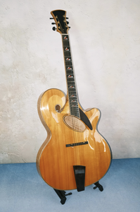 Guitarra Jazz Archtop Hecha a Mano <span class=keywords><strong>de</strong></span> 18 Pulgadas, Cuerpo Hueco Artesanal, Arce Flameado, Diapasón <span class=keywords><strong>de</strong></span> Ébano Personalizable, Fabricada con Abeto - Product Image 2