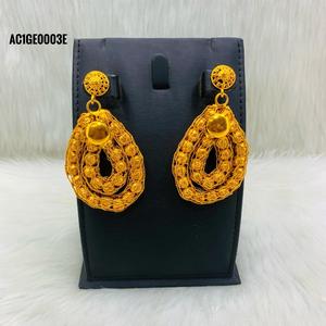 JOYERÍA GALAM Pendientes de tuerca de latón chapados en oro Nuevo diseño Patrón de flores lindo para aniversarios Bodas Fiestas Compromisos - Product Image 1