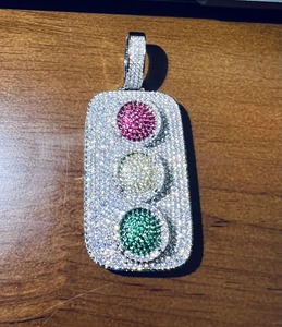 Collier pendentif hip-hop en moissanite VVS de style antique, serti de pierres, avec argent 925 plaqué or, design de feu de circulation, à bas prix - Product Image 3