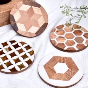 Posavasos de resina de madera redondos de diseñador elegante con trabajo de panal e incrustaciones florales para mesa de comedor, boda y inauguración de la casa - Product Image 2