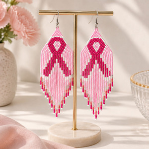 Pendientes de borla con cuentas de semillas y lazo rosa hechos a mano para la concienciación sobre el cáncer de mama, para enfermeras, trabajadores de la salud y voluntariosas. - Product Image 3