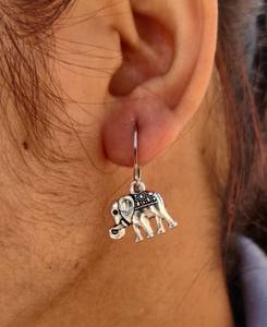 Pendientes de gota con abalorio de elefante bohemio ligero de plata alemana para mujeres y niñas construcción ligera cómodo acabado plateado - Product Image 1