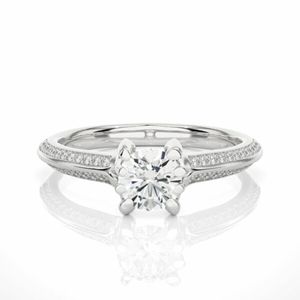 Anillo de compromiso de diamante de corte redondo de 6 puntas con detalles laterales para mujer - Product Image 1