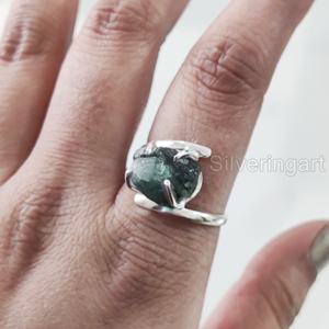 Joyería de piedra en bruto, anillo de mujer, piedra preciosa Natural cruda de Esmeralda, piedra natal de mayo, joyería de banda cruzada, anillo de Plata de Ley 925 - Product Image 2