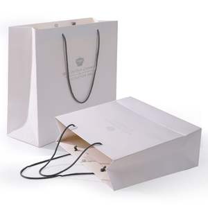 Vente en gros de sacs cadeaux biodégradables recyclables en papier kraft blanc imprimés en offset pour l'emballage des courses de vêtements (taille personnalisée) - Product Image 1