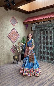 Lanzamiento de un nuevo y moderno lehenga choli festivo de rayón y algodón con gran vuelo y elegante trabajo en relieve. - Product Image 3