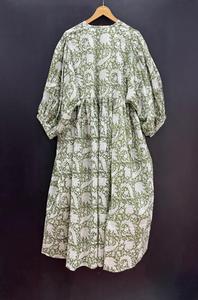 Robe mi-longue d'été en coton imprimé au design unique, silhouette trapèze à pompons pour tenue décontractée de bureau et de week-end, tailles personnalisées disponibles - Product Image 4